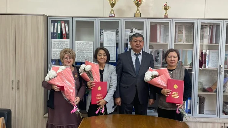 15 ноября 2023 года. Поздравляем Стаценко С.В. с присвоением звания "Отличник образования" КР и награждением Турганалиевой А.С. и Жумабаевой С.Ж. Почетными грамотами МОН КР