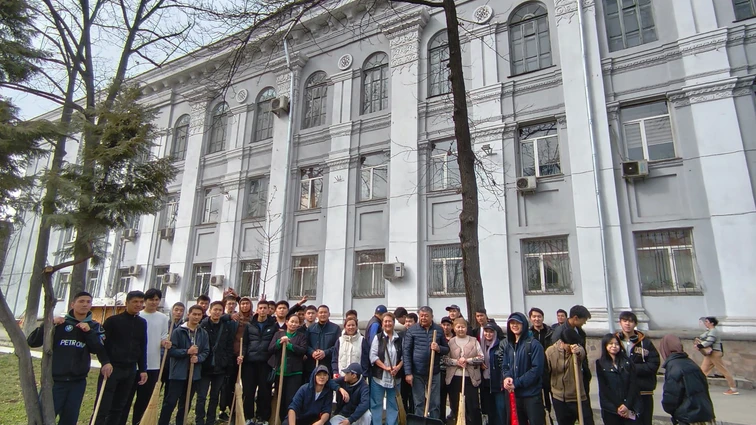 Бишкек техникалык колледжинде Улуттук тазалык күнүнө арналган ишембилик өттү
